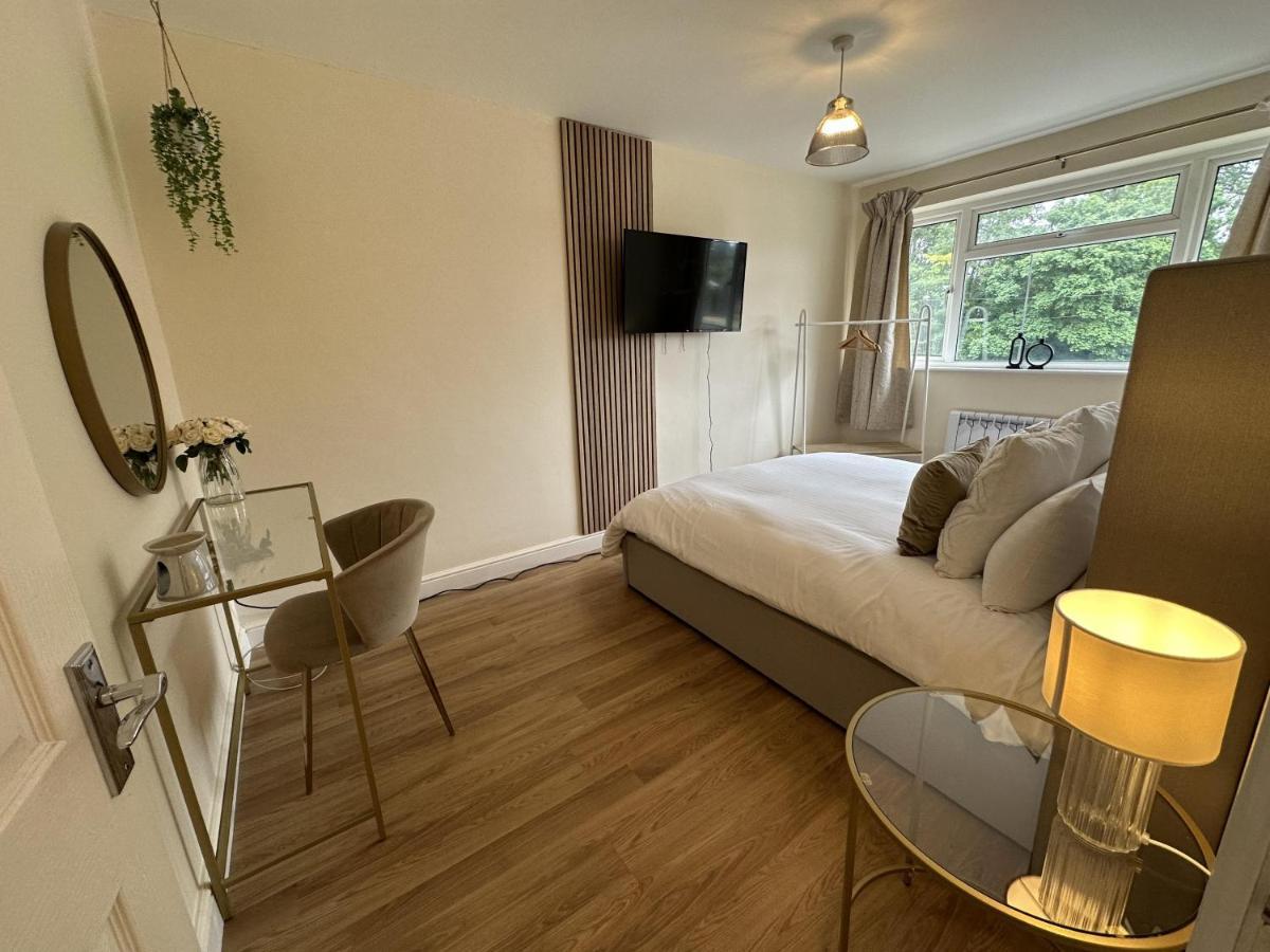 Charming 2-Bed Apartment In Danbury Essex Chelmsford Exterior foto